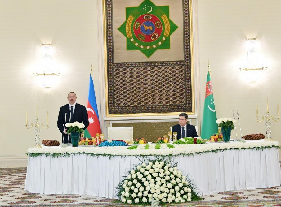 Turkmen president hosts official dinner in honor of Azerbaijani president (PHOTO)