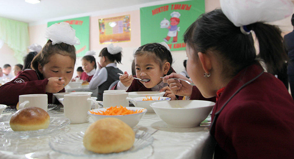 В Кыргызстане учеников 62 школ обеспечили горячим питанием
