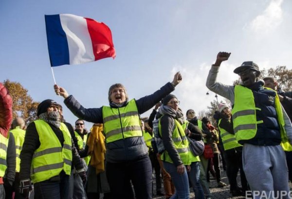 В Париже число задержанных во время протестов возросло до 737 человек