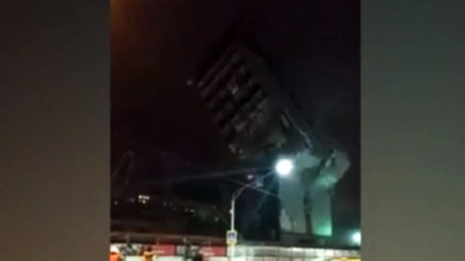 Moskvada bina söküntüsü zamanı təhlükəli anlar yaşandı (VİDEO)