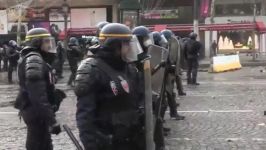 Etirazçılar Makronu istefaya səsləyir – polis gözyaşardıcı qazdan istifadə edib (FOTO)