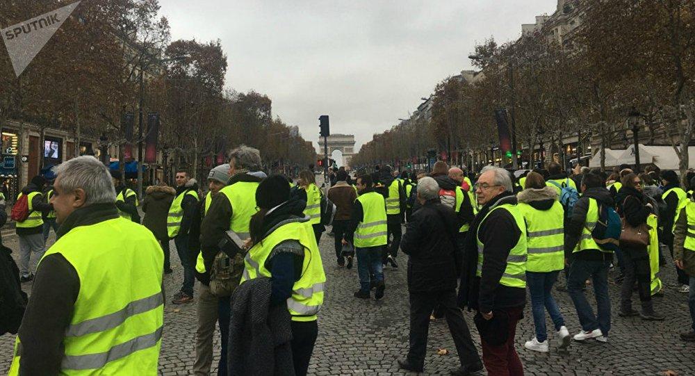 В Париже началась акция "желтых жилетов"