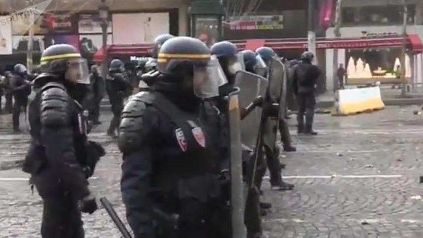 Полиция разместила броневики у Триумфальной арки перед началом протестов в Париже