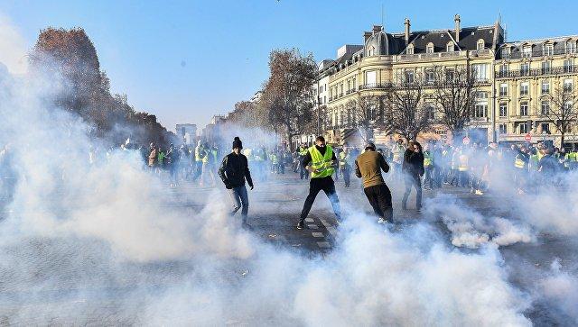 Полиция применила газ на акции протеста в Париже