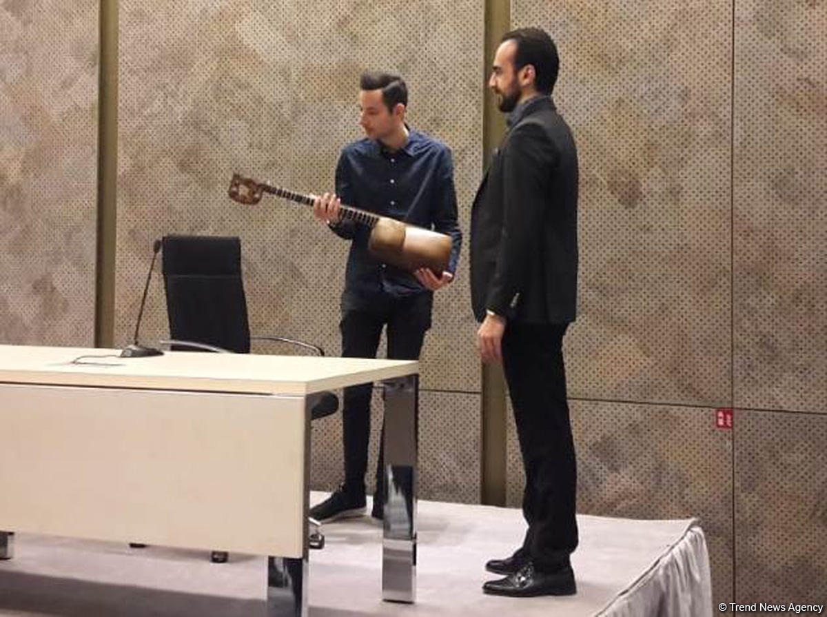 Венгерскому пианисту-рекордсмену подарили тар в Баку (ФОТО/ВИДЕО)