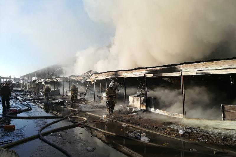 Крупный пожар произошел на вещевом рынке в казахстанском Таразе