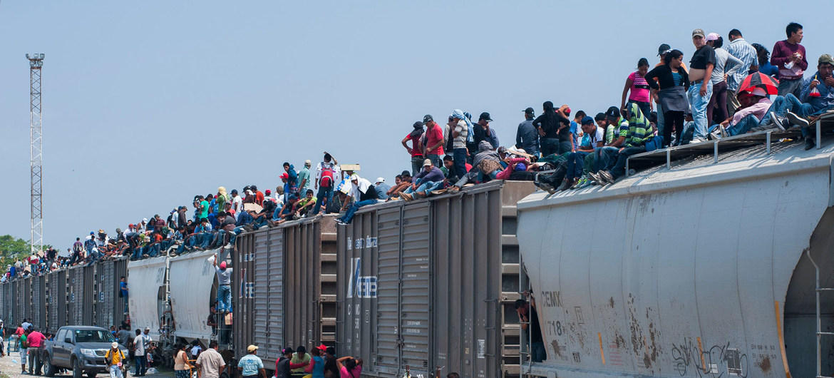 Мексика начала депортировать мигрантов, пытавшихся прорваться в США