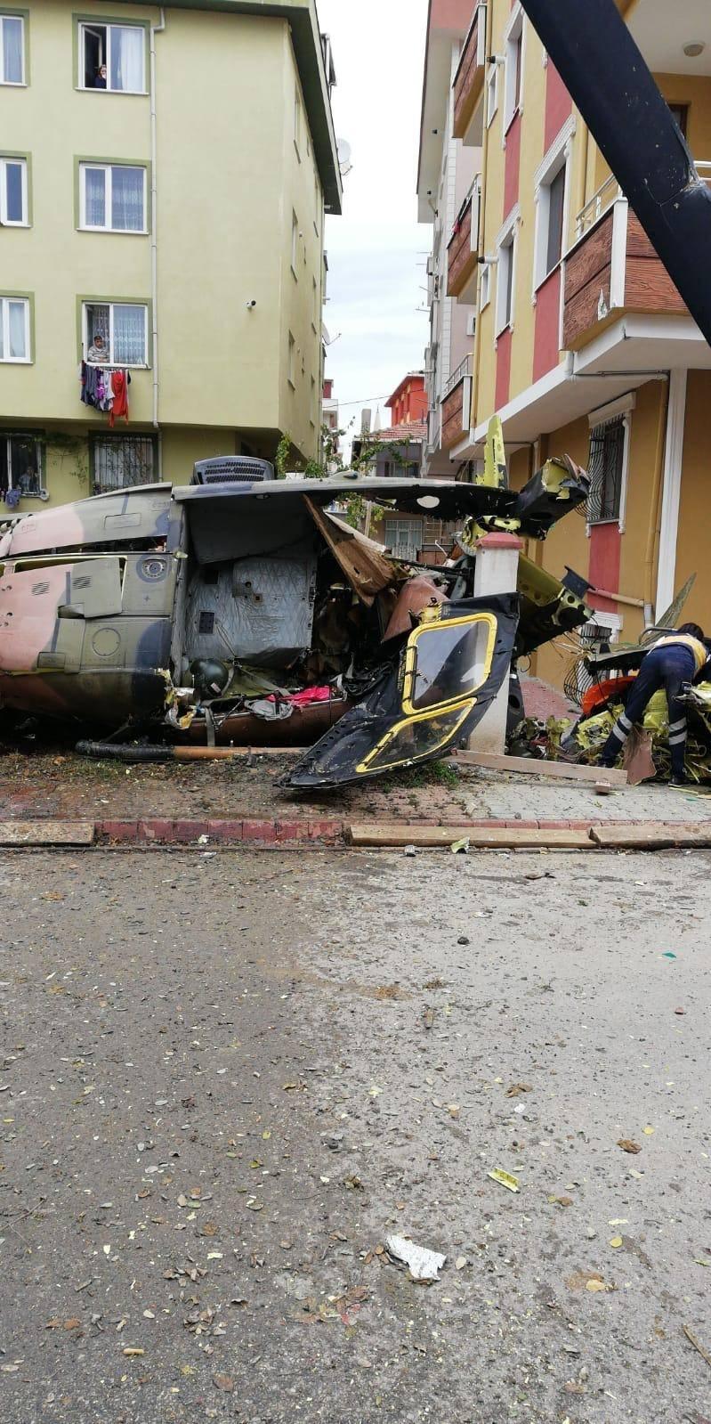 В Стамбуле на жилой квартал упал военный вертолет: есть погибшие и раненые (ФОТО/ВИДЕО)