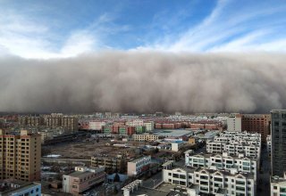 На китайскую провинцию Ганьсу обрушилась песчаная буря (ВИДЕО)