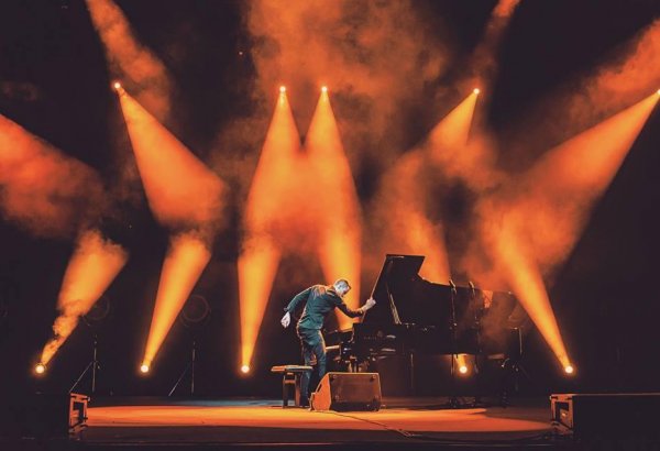 Dünyanın ən cəld pianoçusu Bakıda konsert verib (VİDEO)