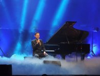 Dünyanın ən cəld pianoçusu Bakıda konsert verib (VİDEO)