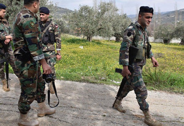 Солдаты ливанской армии ведут бой с террористами на границе с Сирией