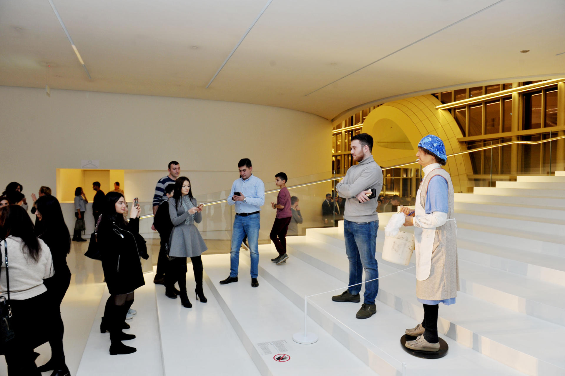 В Центре Гейдара Алиева открылась уникальная экспозиция «Гиперреалистичная скульптура. Не отличить от живого» (ФОТО)