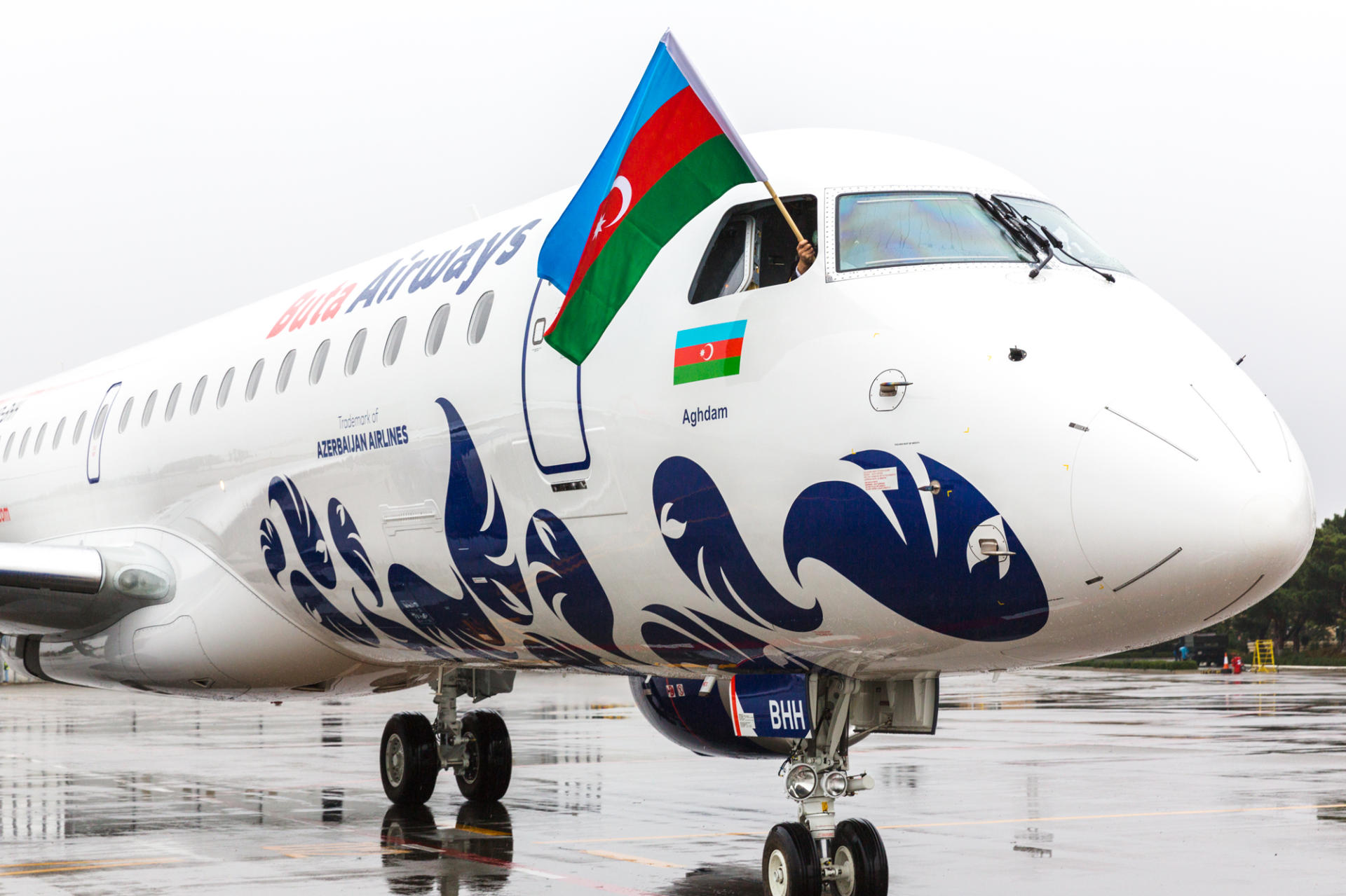 Парк азербайджанского лоукостера пополнился еще одним самолётом Embraer E-190 (ФОТО)
