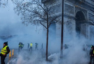 Полиция применила слезоточивый газ против "желтых жилетов" в Нанте и Париже