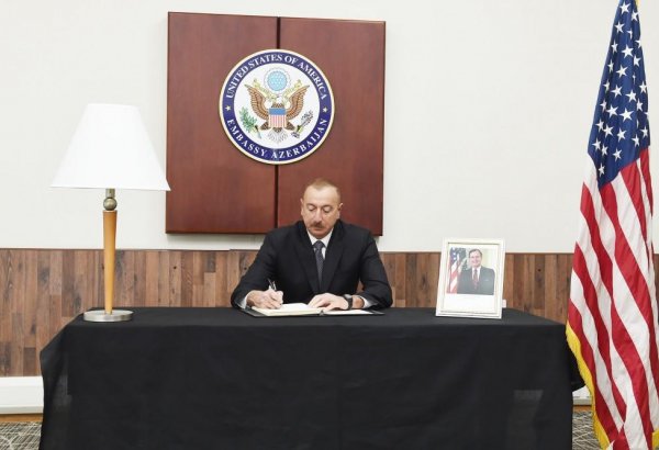 Президент Ильхам Алиев посетил посольство США в Баку в связи с кончиной Буша-старшего (ФОТО)