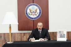 Президент Ильхам Алиев посетил посольство США в Баку в связи с кончиной Буша-старшего (ФОТО)