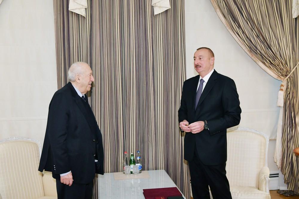 President Aliyev presents "Labor" Order 1st Class to People’s Artist Tahir Salahov (PHOTO)