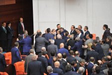 Türkiyə parlamentində deputatlar dava saldı (FOTO)