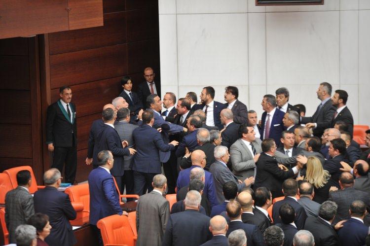 Türkiyə parlamentində deputatlar dava saldı (FOTO)