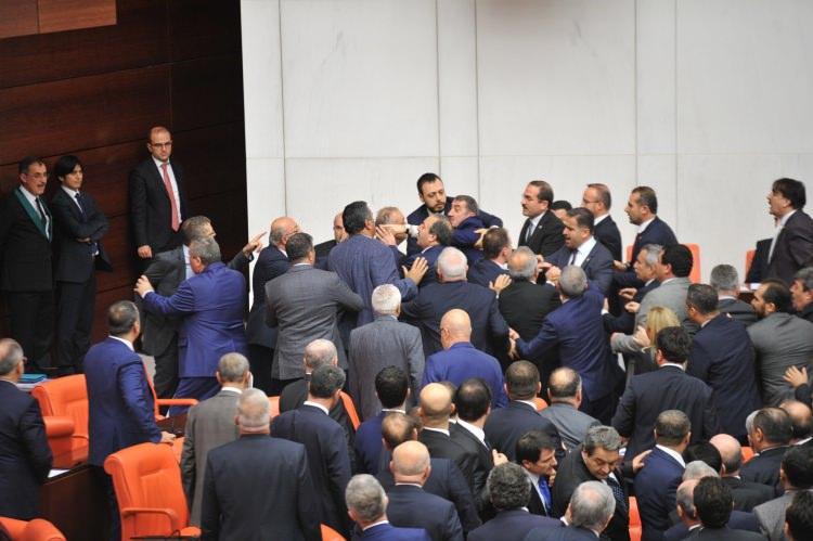 В парламенте Турции произошла драка (ФОТО)
