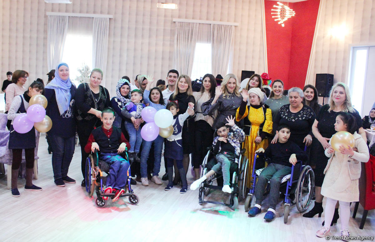 В Баку прошла акция "Подари улыбку детям и мир станет светлее"  (ФОТО)