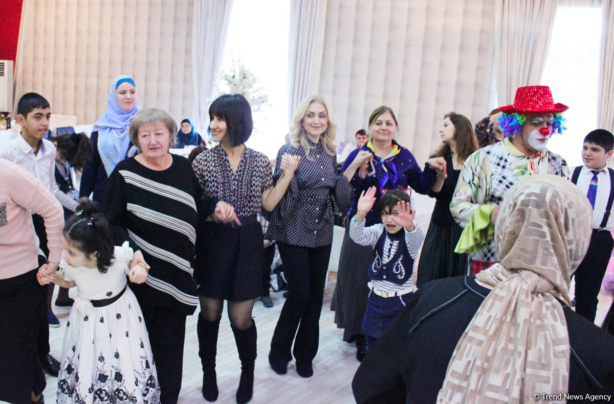 В Баку прошла акция "Подари улыбку детям и мир станет светлее"  (ФОТО)