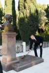 President Ilham Aliyev, family members visit grave of national leader Heydar Aliyev (PHOTO)