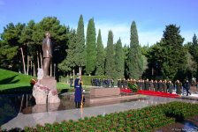 Azerbaijani public reveres memory of great leader Heydar Aliyev (PHOTO)