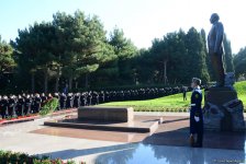 Azerbaijani public reveres memory of great leader Heydar Aliyev (PHOTO)