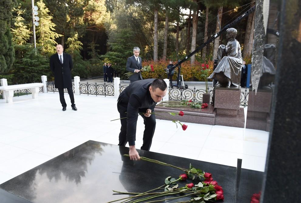 President Ilham Aliyev, family members visit grave of national leader Heydar Aliyev (PHOTO)
