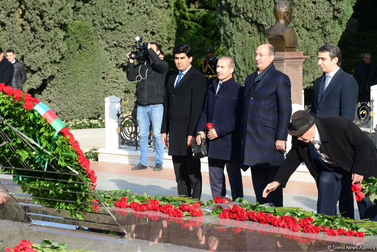 Azerbaijani public reveres memory of great leader Heydar Aliyev (PHOTO)