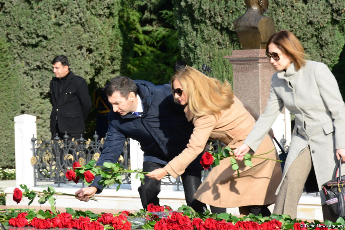 Azərbaycan ictimaiyyəti ulu öndər Heydər Əliyevin vəfatının ildönümündə Fəxri xiyabanı ziyarət edir (FOTO)