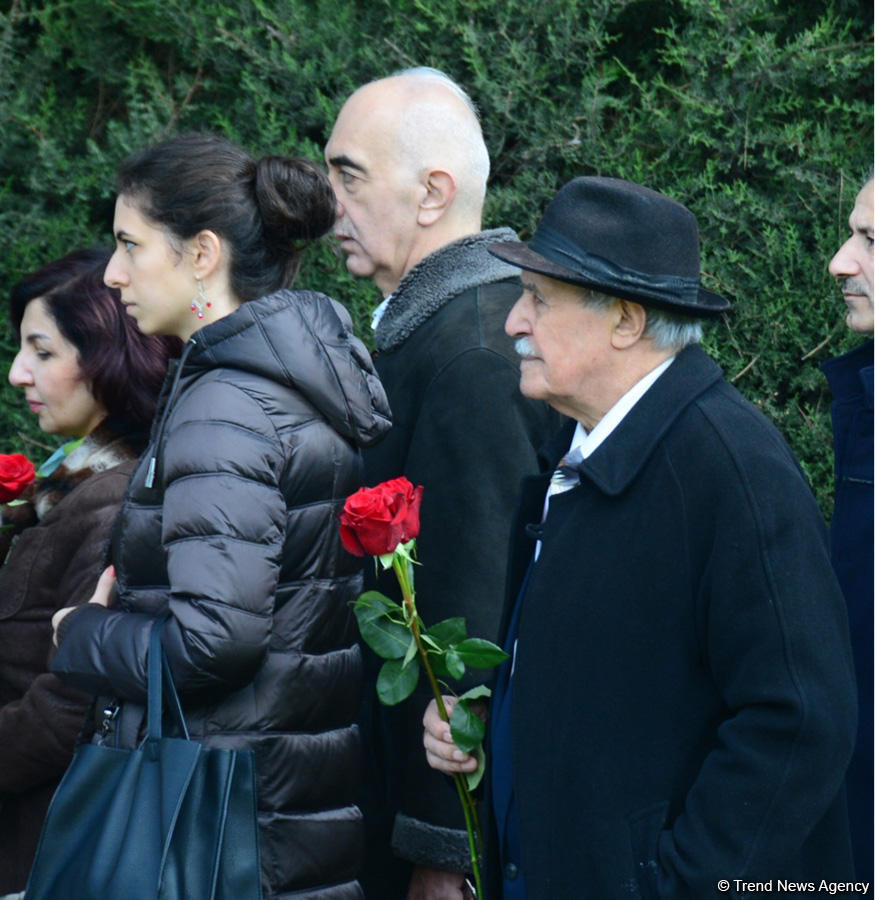 Azerbaijani public reveres memory of great leader Heydar Aliyev (PHOTO)