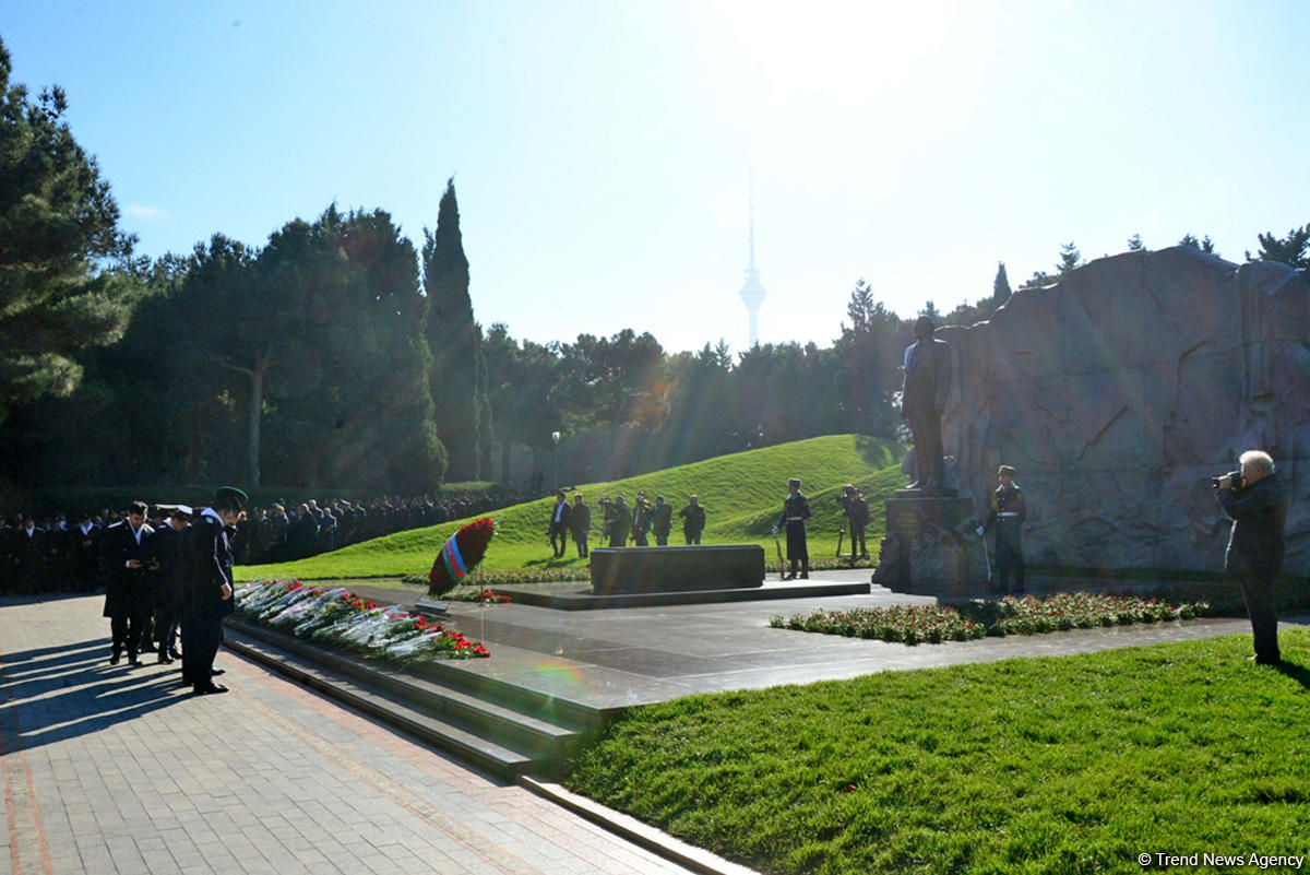 Azerbaijani public reveres memory of great leader Heydar Aliyev (PHOTO)