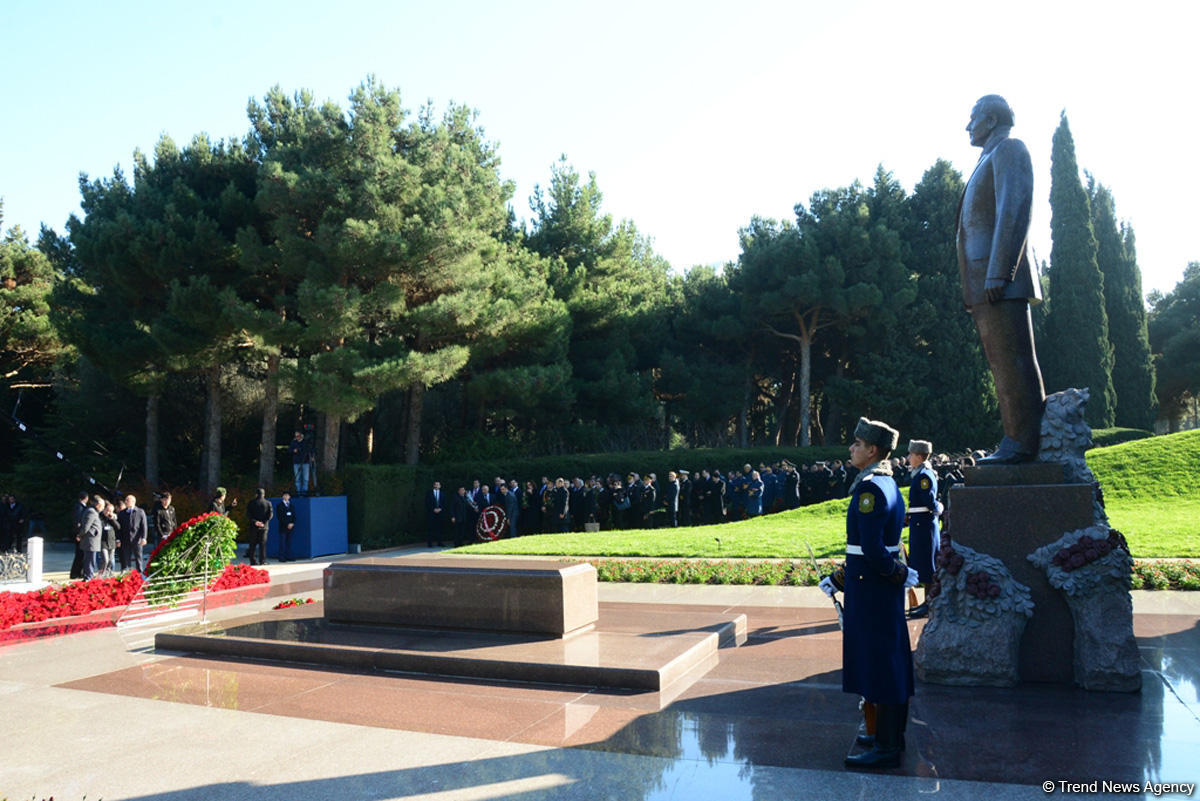 Azerbaijani public reveres memory of great leader Heydar Aliyev (PHOTO)