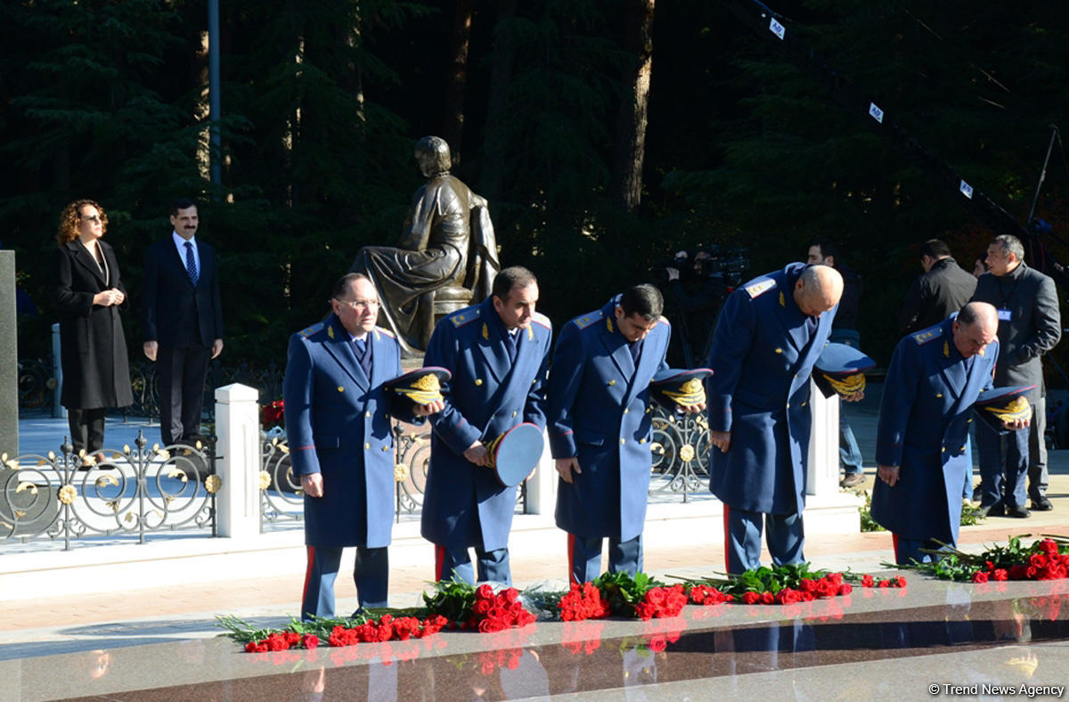 Azerbaijani public reveres memory of great leader Heydar Aliyev (PHOTO)