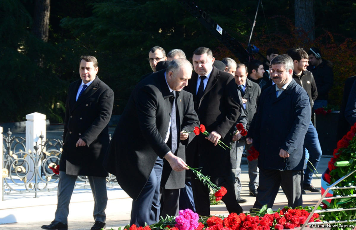 Azerbaijani public reveres memory of great leader Heydar Aliyev (PHOTO)