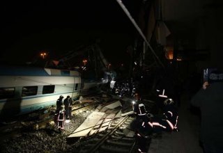 В результате крушения поезда в Анкаре погибли четыре человека, а число раненых достигло 40 - Губернатор