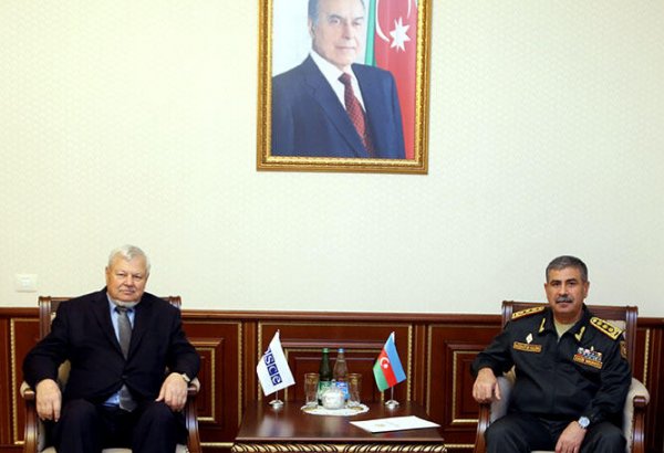 Министр обороны Азербайджана обсудил с Анджеем Каспшиком ситуацию на линии соприкосновения войск