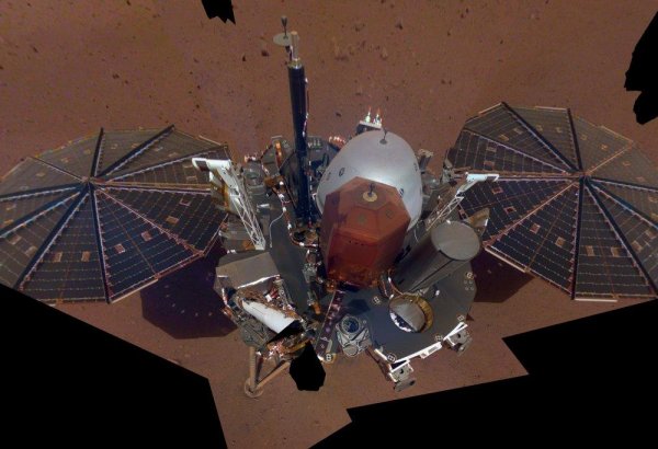 "InSight" zondu ilk dəfə Marsın səthini qazıb