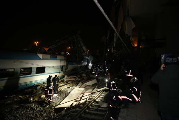 В результате крушения поезда в Анкаре погибли четыре человека, а число раненых достигло 40 - Губернатор