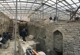 В Ичеришехер продолжается реконструкция средневековой бани (ФОТО)