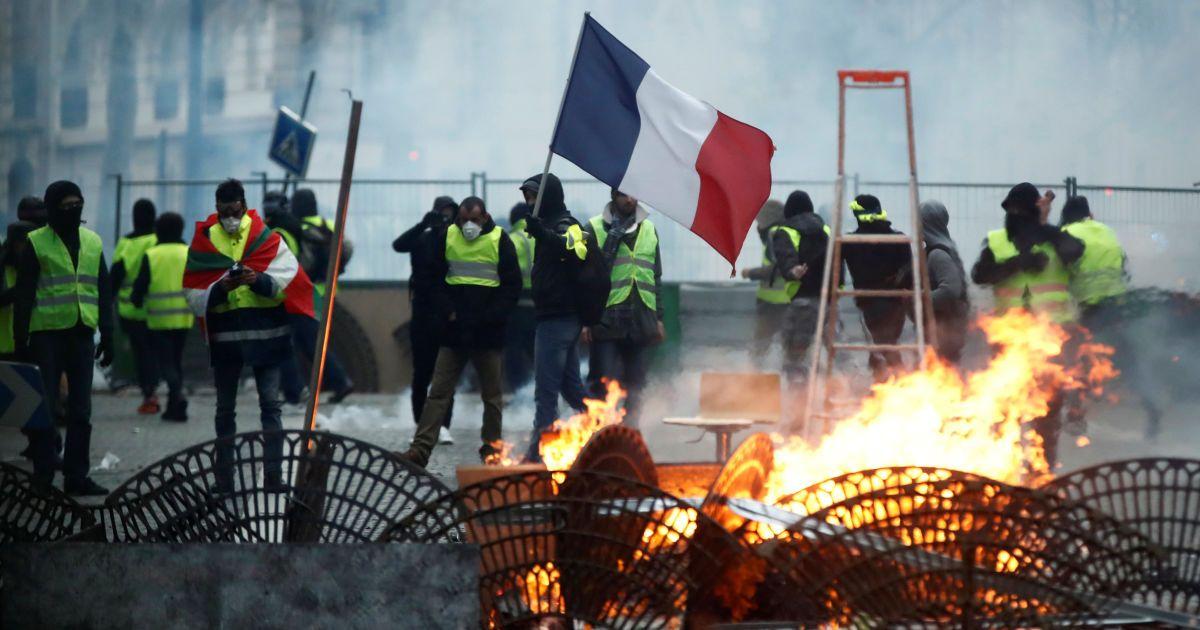 Столкновения манифестантов с полицией произошли в Париже