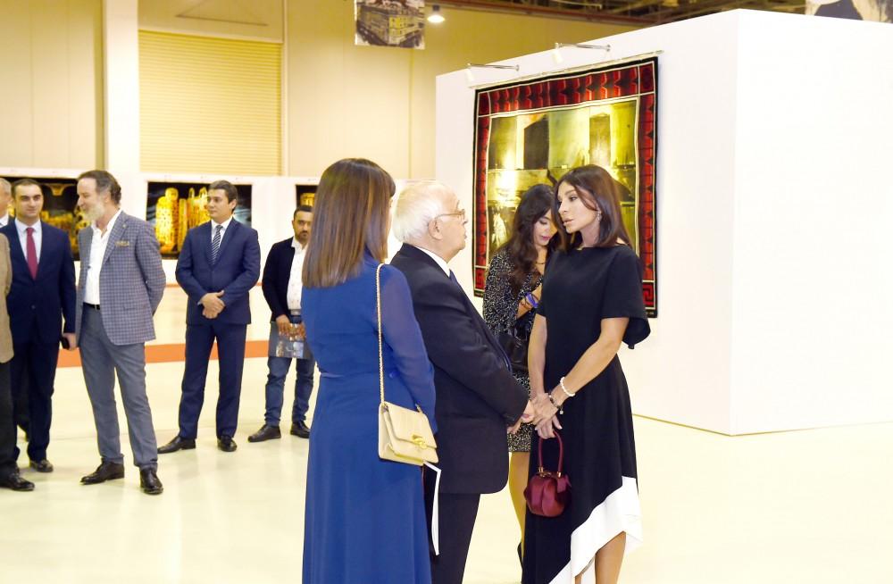 Президент Ильхам Алиев и Первая леди Мехрибан Алиева ознакомились с выставкой в связи с 90-летним юбилеем народного художника Таира Салахова (ФОТО) (версия 2)