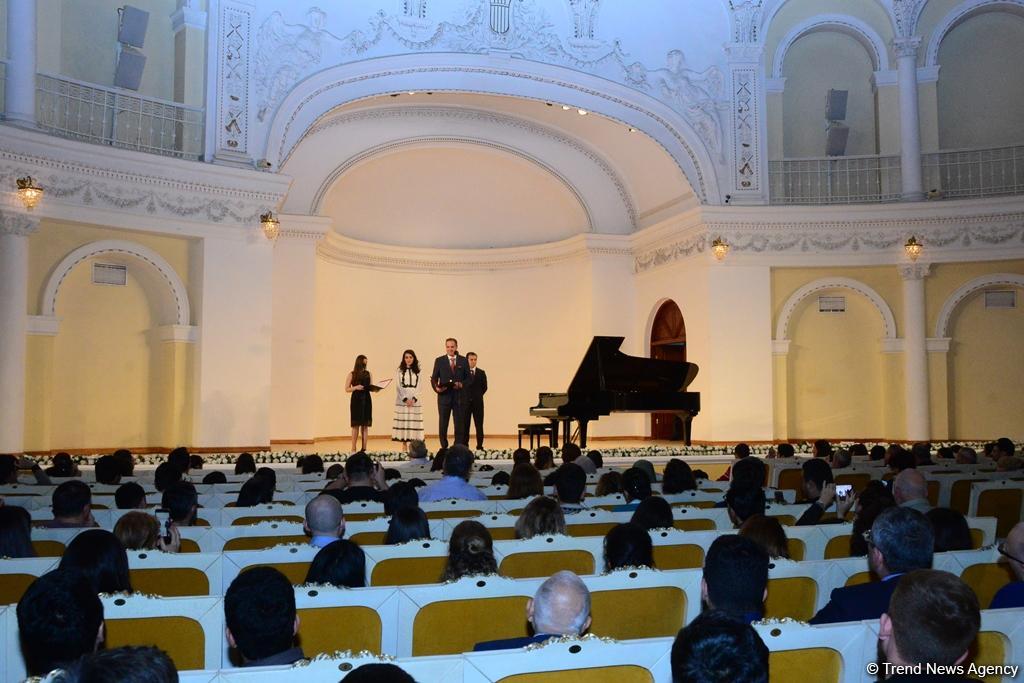 Время добрых дел: благотворительный концерт и ярмарка в Баку (ФОТО)
