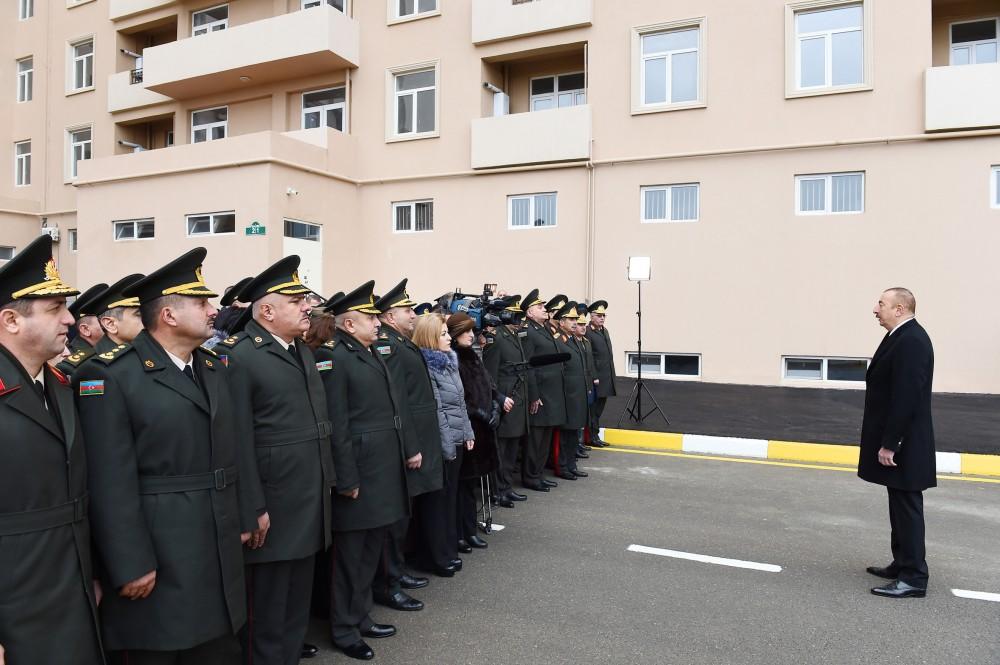 Президент Ильхам Алиев принял участие в церемонии предоставления новых квартир военнослужащим в Сабунчинском районе Баку (ФОТО)