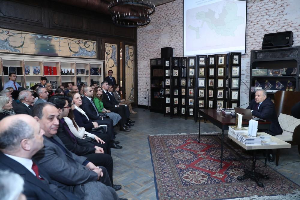 В Бакинском книжном центре прошла презентация книги Гасана Гасанова об истории зарождения Азербайджанской государственности (ФОТО)