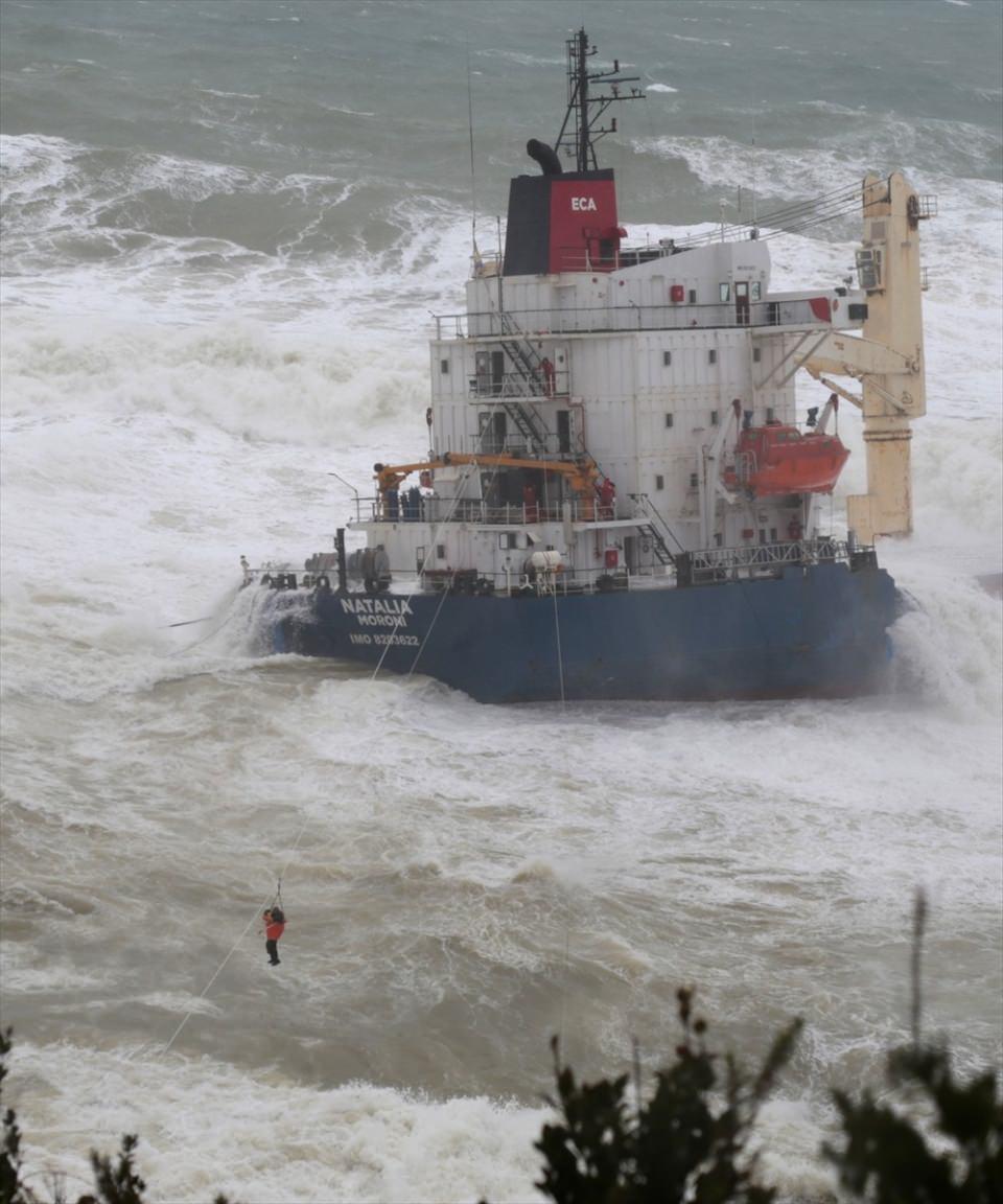 Work underway in Istanbul to rescue crew of stranded freighter (PHOTO/VIDEO)