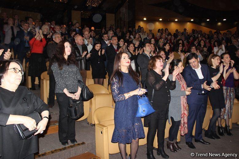 Ильгар Сафат с большим успехом представил премьеру "В поисках смысла" по пьесе  Идо Нетаньяху (ФОТО)